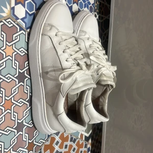 Vita sneakers  - Vita Strömberg skor i 8,8/10 skick Väldigt bra skick med den vita färgen. Sköna och lätta vita sneakers i storlek 41. Original pris 1400, mitt pris 450 kr. Pris kan självklart diskuteras