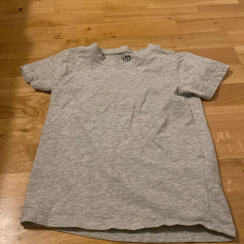 Grå T-shirt från Lager 157, använd 2 gånger bra skick, original pris 30kr. T-shirts.