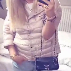 Herno liknande jacka  - Så fin jacka ifrån Mango, bra skick, fin pärlrosa färg. Kommer fler bilder med den på samt där man ser färgen bättre!!💕