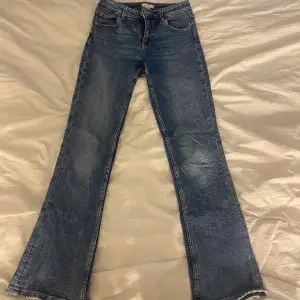 Jag säljer mina mörkblåa bootcut jeans från Gina tricot i storlek 158, jeansen är använda mycket men dom är väldigt fina, säljer på grund av att dom blivit för korta på mig💕pris kan diskuteras💕