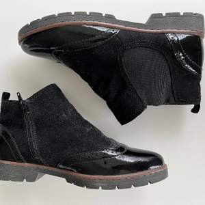 Svarta skor från märket Jana. Helt oanvända i jättefint skick🌼 Kan mötas upp i sthlm, annars står köparen för frakten!