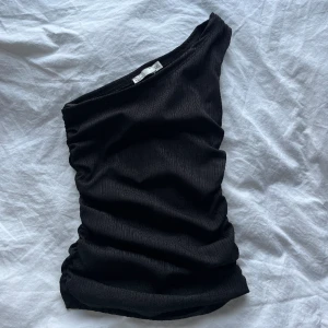 Nelly topp - Säljer denna helt nya toppen från Nelly som jag bara fått användning av 1 gång, superfint skick🩷 det är en xxs men passar mig som är en xs eller S