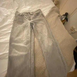 Straight gråa jeans - Fina gråa jeans från hm i storlek 36