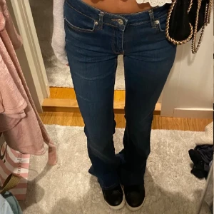 Zara bootcut jeans  - Skitsnygga lågmidjade bootcut jeans från zara💗dem är knappt använda och är som nya. Dem är väldigt stretchiga så borde passa nån som är en 36 också 💗
