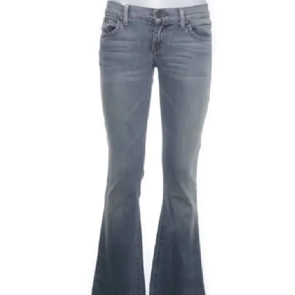 Så snygga lågmidjade jeans med fina detaljer på fickorna💗 Bra skick💕 Köpta här på plick men tyvärr för stora i midjan för mig💕 Bilderna är lånade från förra säljaren💗 . Jeans & Byxor.