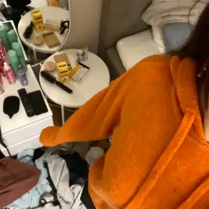 En orange stickad luv tröja 