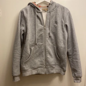 Burberry hoodie  - Säljer nu min burberry hoodie som inte kommer till användning längre. Är riktigt snygg och har inga märken eller defekter. Cond 9/10. Han jag köpte den av sa att den var äkta. Hör av dig om du har frågor. Pris går att diskuteras. 