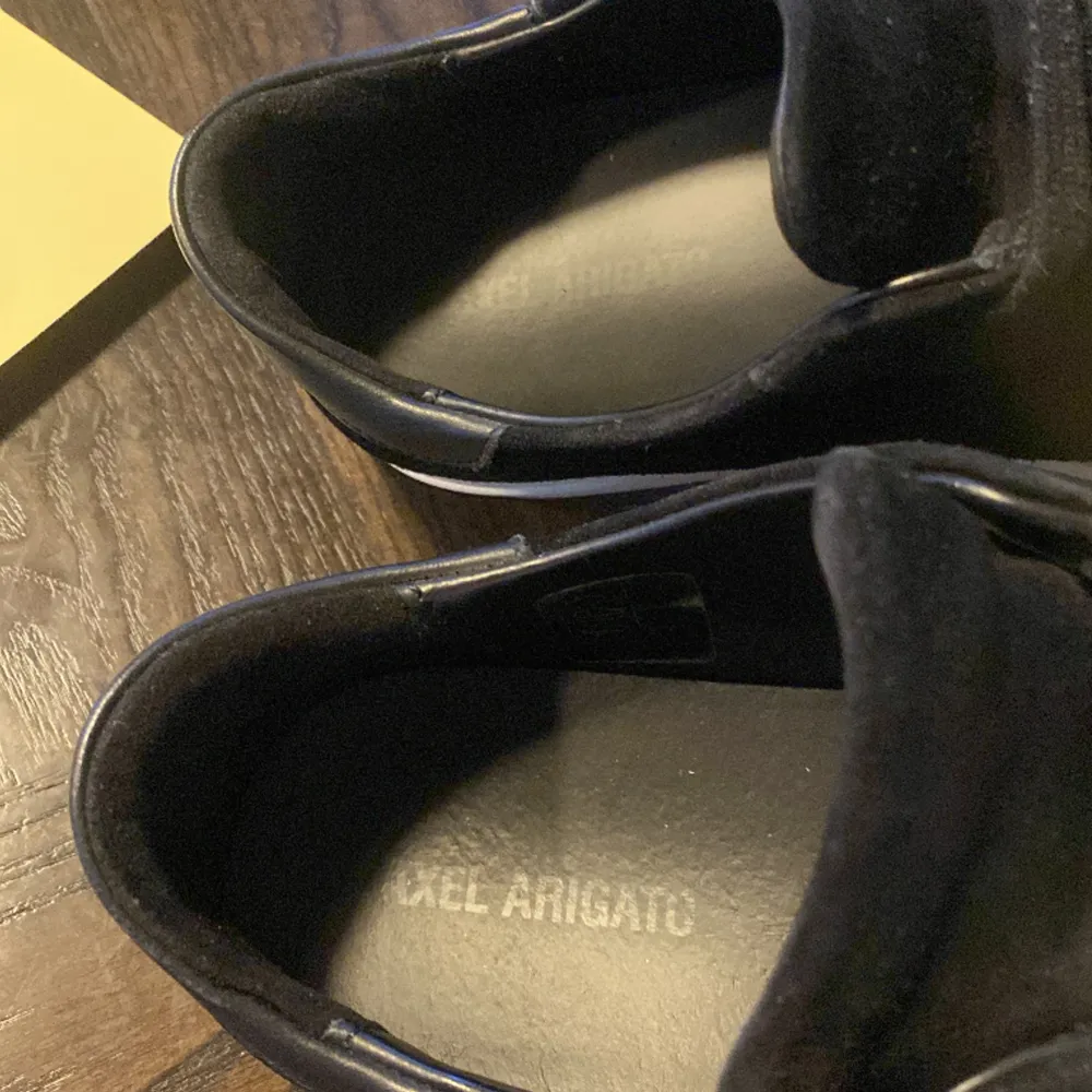 Arigato skor i mycket bra skick, mockan är fin i skicket och sulorna ser som nya ut, ALLT Og tillkommer såsom box, dustbag, klistermärken osv. Pris kan diskuteras vid snabb affär, skriv för fler bilder👊🏽 Nypris: 2600kr.. Skor.