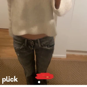 Jeans - !lånade bilder! Säljer dessa super snygga lågmidjade  jeans som tyvärr va för korta på mig köpta här på Plick för 400kr. Har en defekt som syns på sista bilden.