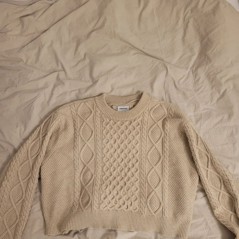 Beige stickad tröja från Vero Moda med en superfin detalj baktill. Den är i fint skick då jag inte använt den så många gånger🙌 Storlek medium. 💕. Tröjor & Koftor.