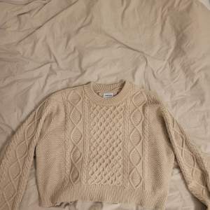 Beige stickad tröja från Vero Moda med en superfin detalj baktill. Den är i fint skick då jag inte använt den så många gånger🙌 Storlek medium. 💕