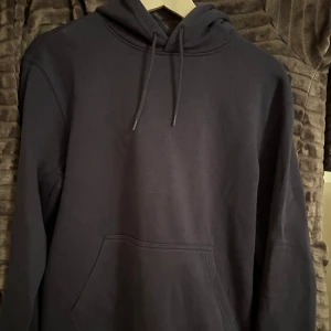 Weekday hoodie - Köpt förra året. Har använts några gånger bara så i toppskick 10/10. Den är i storlek Xs men den är mer som S skulle jag säga.