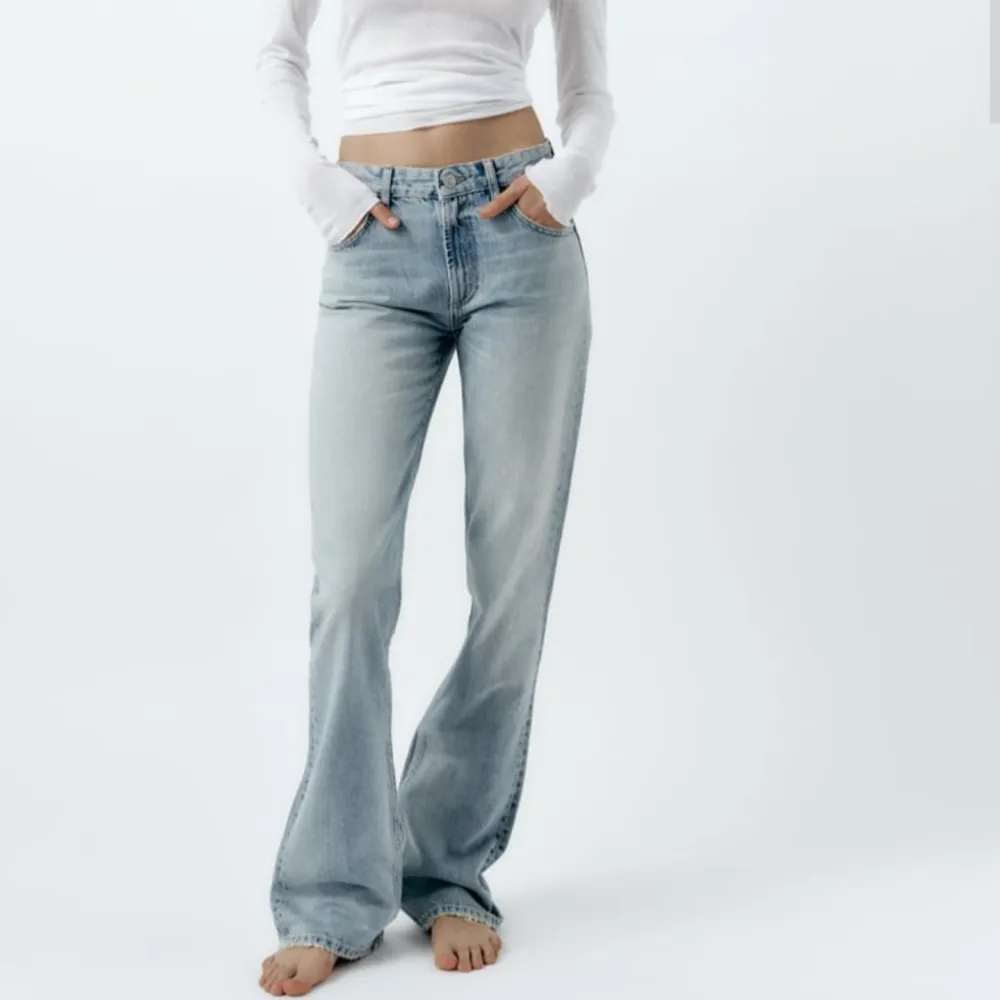 Mid waist bootcut jeans från zara, använd 1 gång men är tyvärr för små (därav tyvärr inga egna bilder med de på)❤️ Använd gärna köp nu!. Jeans & Byxor.