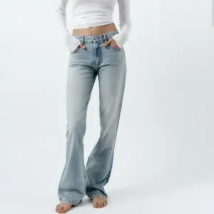 Mid waist bootcut jeans från zara, använd 1 gång men är tyvärr för små (därav tyvärr inga egna bilder med de på)❤️ Använd gärna köp nu!