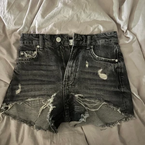 Zara shorts  - Zara shorts som jag inte kan använda längre då dom är för små nu, har en gammal bild om man vill se hur dom sitter på. Men annars jätte fina och inga defekter