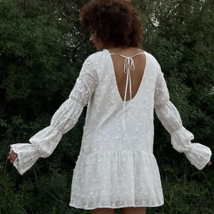 Studentklänning NAKD (klänning med ärmdetalj) - Säljer denna superfina klänning som är perfekt till student och sommar, då den inte passade mig riktigt. Den är helt ny från NA-KD och har aldrig används, lappar sitter kvar. Storlek 36 💕💕