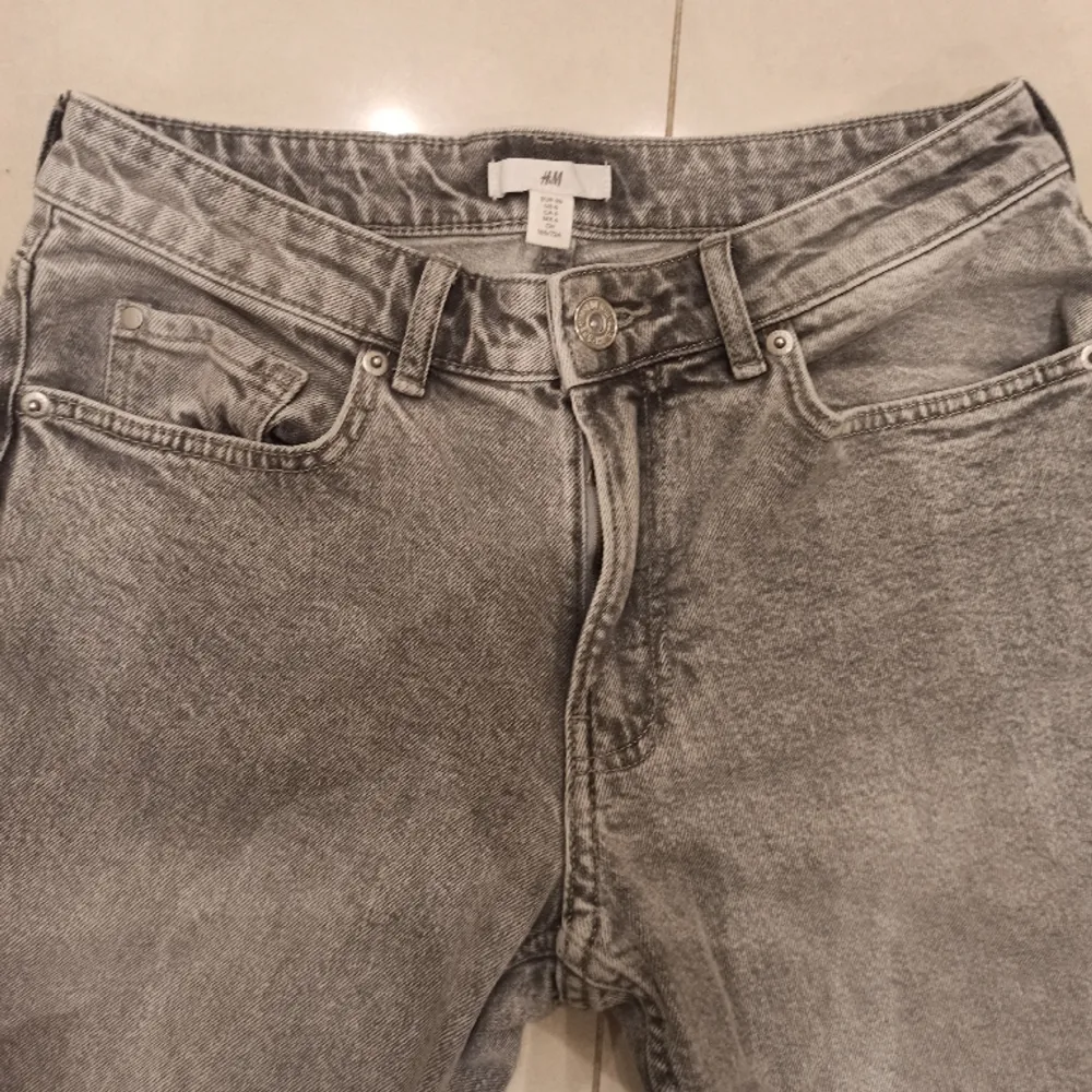 Super fina ljusgråa jeans från h&m, mid waist.  Storlek 38, upplever dem som små i storleken. (Skriv till mig så fixar jag mått🌟)  Säljes då de tyvärr inte passar mig i längden. . Jeans & Byxor.