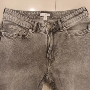 Super fina ljusgråa jeans från h&m, mid waist.  Storlek 38, upplever dem som små i storleken. (Skriv till mig så fixar jag mått🌟)  Säljes då de tyvärr inte passar mig i längden. 
