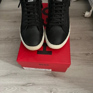 Hugo boss skor - Riktigt feta hugo boss. Använd ett fåtal gånger inga skador eller fläcker nästan som nya box och allt tillbehör medföljer köpt på boozt.com för 2600kr, kvitto finns tillgängligt!