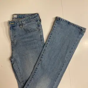 Säljer dessa bootcut jeans från Cubus tror jag inte helt säker , bra skick inte använda mycket alls , lite långa för mig som är 157 cm lång!
