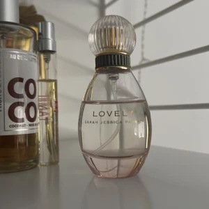 Lovely parfym - 30 ml, forfarande mycket kvar, bra skick❤️ original priset är 350kr ( iaf på parfymonline ) 