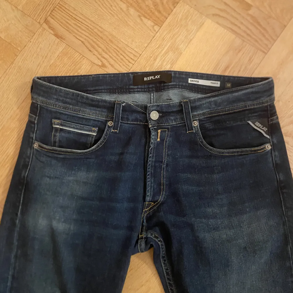 Säljer nu mina Replay Jeans i modellen Grover, då dem är för stora. Clean blå färg och endast använda ett fåtal gånger, cond 10/10. Köpta på Åhléns för 1500, säljer nu för 699.. Jeans & Byxor.