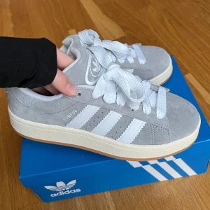 HELT NYA ADIDAS CAMPUS 00s - Säljer dessa helt nya adidas campus 00s i storlek 36 2/3 💞säljer då de tyvärr var lite för stora på mig, jag har vanligtvis storlek 36🫶 ENDAST TESTADE!❤️grått skosnöre ingår (se sista bilden)
