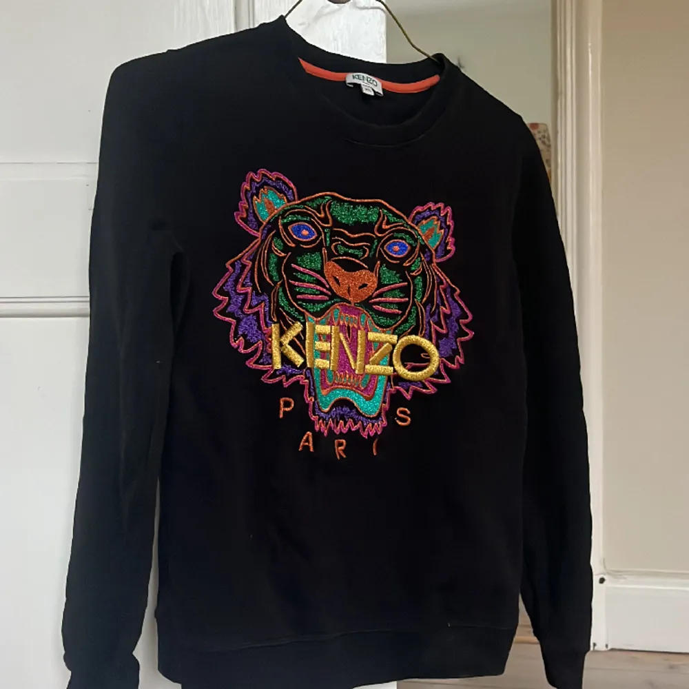 Kenzo sweatshirt i så bra skick! Endast använd ett fåtal gånger. Broderad med glitter! Storlek XS. Nypris 1 970 kr 💕. Tröjor & Koftor.