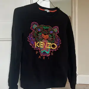 Kenzo sweatshirt i så bra skick! Endast använd ett fåtal gånger. Broderad med glitter! Storlek XS. Nypris 1 970 kr 💕