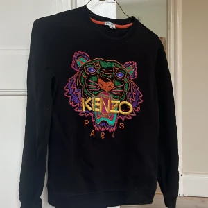 Kenzo tröja  - Kenzo sweatshirt i så bra skick! Endast använd ett fåtal gånger. Broderad med glitter! Storlek XS. Nypris 1 970 kr 💕
