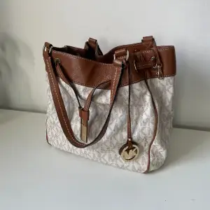 Jag hjälper min mor sälja sin handväska som aldrig kom till användning efter köp. Super fint skick. Som ny. Tillverkas inte längre. Kvitto finns.   Länk till mer detaljerad info från en annan säljare på Ebay:  https://www.ebay.com/itm/296051936793