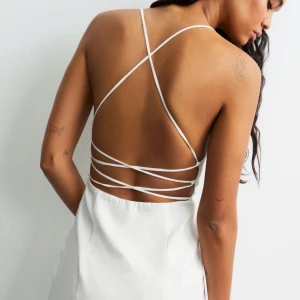 Vit klänning Zara 🤍 - En vit lite längre klänning med öppen rygg 🤍 Aldrig kommit till användning så säljer den nu