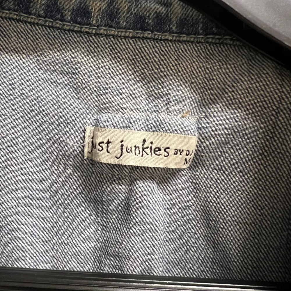 JUST JUNKIE By DJ  Storlek :M  Färg: Ljusblå jeansväst herr . Jeans & Byxor.