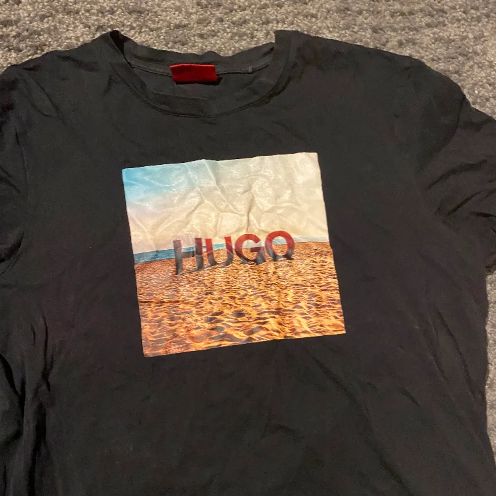 Jag säljer en Hugo boss T-shirt med tryck på framsidan för 199kr.. T-shirts.
