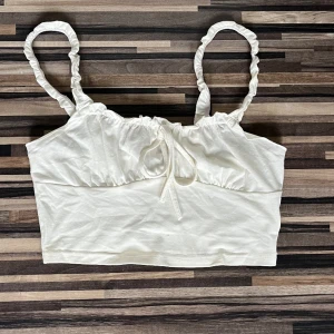 Linne - Ett vitt fint, lite kortare linne. Säljs då jag inte använder det längre. Tveka inte på att höra av dig vid funderingar🌸