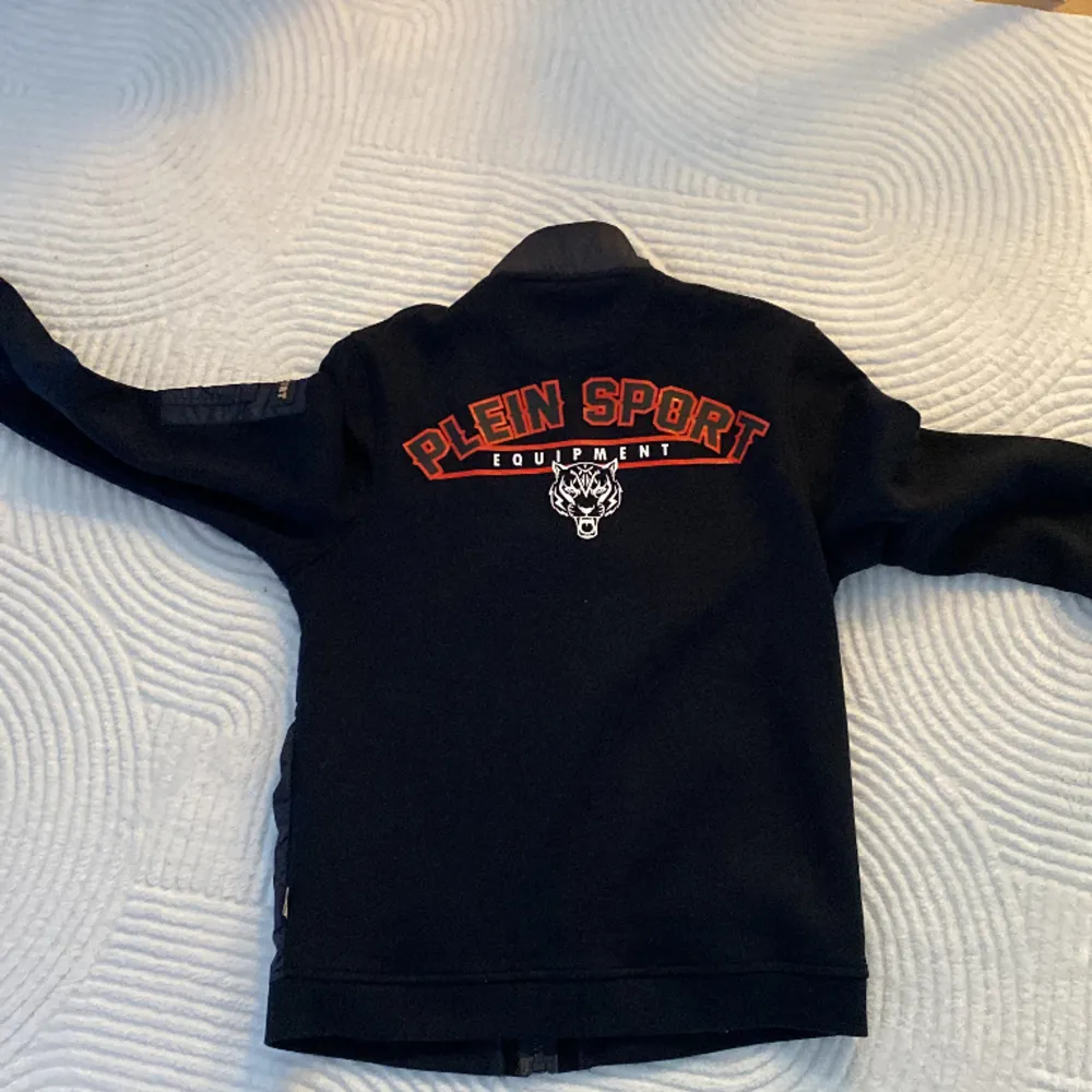 En Plein Sport cardigan i storlek XL. Köpt för 5000 kr men den har aldrig kommit till användning. Skulle kunna släppa den för 2700 men 2500 vid snabb affär eller så skulle jag kunna byta den mot en annan cardigan eller zip/hoodie. Skriv i DM. Takit.