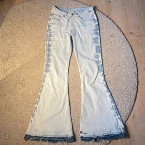 As coola blekta jeans med mönster på sidorna!! Jättebra skick❤️ Innerbenslöngd inanpå: 84cm Midjemått: 37cm rakt över 