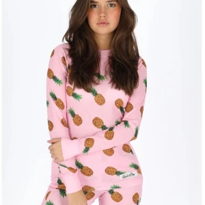 Underställ ananas  - 🍍Underställ🍍 Överdel storlek 42 Underdel storlek 40   100% polyester. Superskönt!   Lappar kvar. Oanvänt, bara provade. Blev lite tajt för mig.   Köpt för 500 + frakt   En liten tråd vid söm annars hittar jag ingenting.   