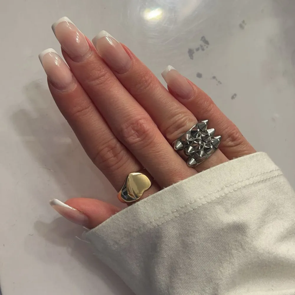 Säljer ”diamant” ringen samt den guldiga ringen som är hjärtformad. Första ringen är köpt från ett uf företag och den guldiga hjärt ringen är köpt från Lindex. 💞💞 köp båda för 50kr eller enskilt 30kr styck! 🙌🏽💞💞. Accessoarer.