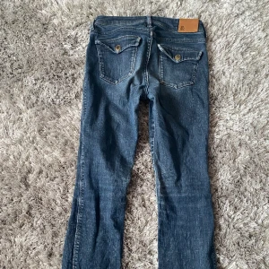 Low waist boot cut jeans - Jätten fina jeans. Skriv för blev bilder. Jag står för frakten!