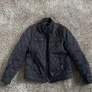 Zara Bomber Jacket - Säljer denna schyssta bomber jacket för riktigt bra pris, Storlek L, Skick 9/10, pris går självklart att diskuteras!
