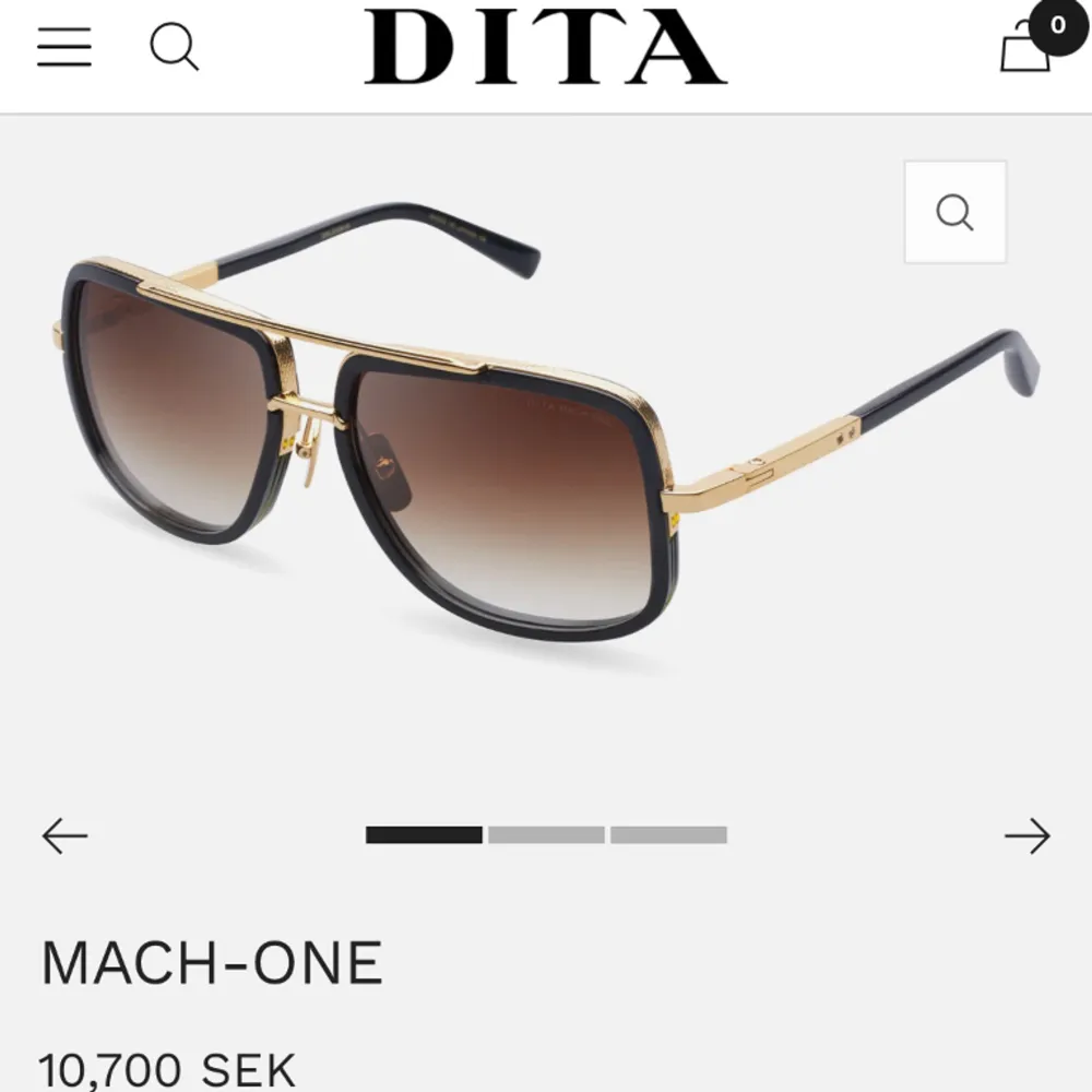 Säljer dessa Dita Mach One solglasögon i färgen 18k gold black. De är i väldigt bra skick, däremot lite repor på lensen som inte syns eller är märkbara, bara om man fokuserar sig på de på jätte nära håll. Orderbevis har jag ej tillgång till tyvär.. Accessoarer.