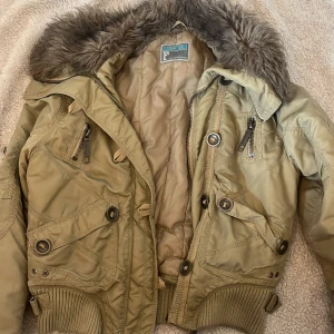 Y2k jacka - As snygg funky girl jacka! Inga defekter. Står strlk L men den passar allt från xs-m skulle jag mer säga! (Jag har strlk xs o den passa mig fint) lägg gärna prisförslag kan sänka de. 😊