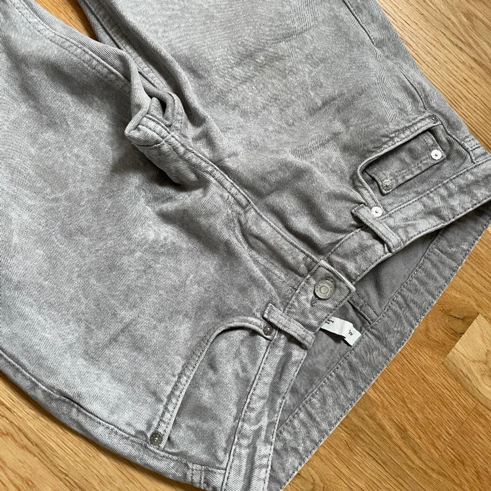 Gråa lågmidjade jeans från weekday💕. Jeans & Byxor.