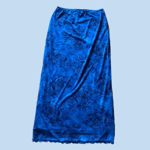 blå kjol från urban outfitters - helt oanvänd kjol från urban outfitters med lapparna kvar. kontakta gärna vid frågar💕