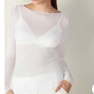 Vit intimissimi tröja - Säljer denna jätte fina intimissimi tröjan som bara använts några gånger💗 Är i bra skick och finns inga defekter frånutom några trådar som kan sitta lite löst💗