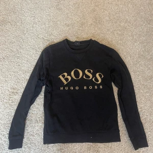 Hugo boss tjocktröja  - Använd men i fint skick, inga hål eller fläckar  