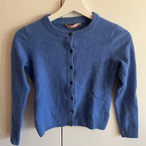 Blå kofta i kashmir  - Superfin blå kofta i 100% Kashmir, från John Lewis. Är i storlek 12 men skulle säga att den är XS. I nyskick! 