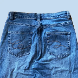 lågmidjade jeans  - lågmidjade jeans från lindex med ett hål vid det högra knät. kontakta gärna vid frågor💕