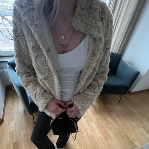 PÄLSJACKA - beige pälsjacka i ett fint skick. storlek s 